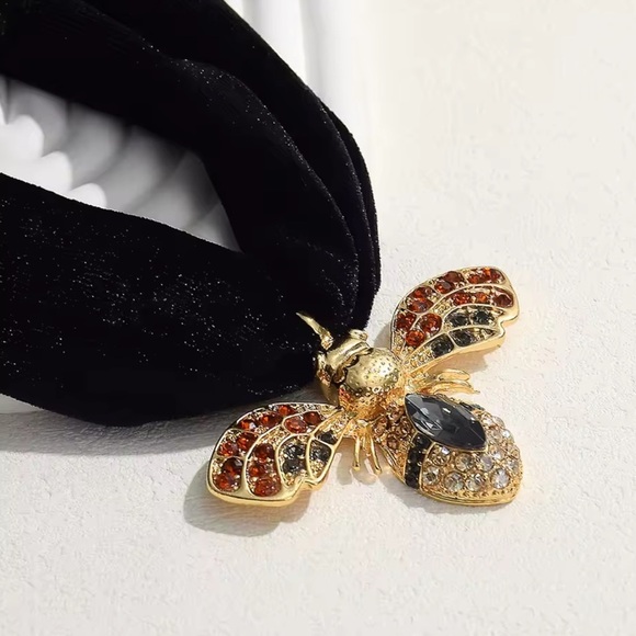 Queen Bee Velvet Ribbon Necklace - Picture 1 of 8
